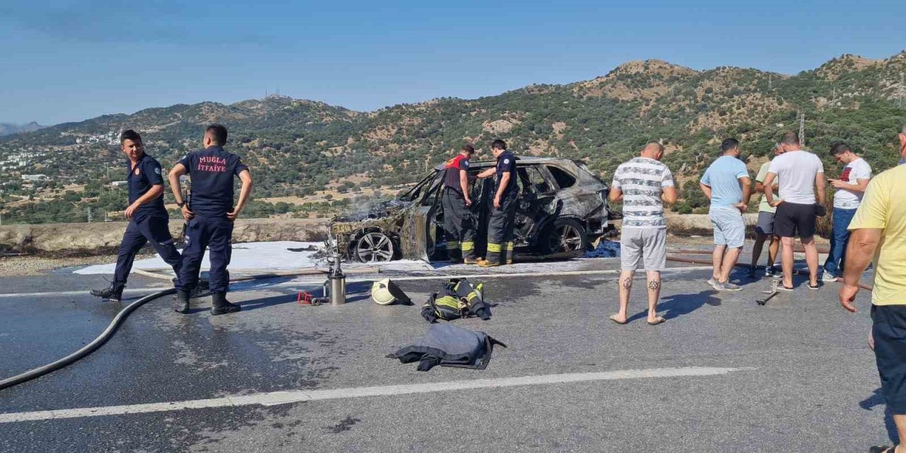 Otomobil önce alev topu, sonra metal yığınına döndü