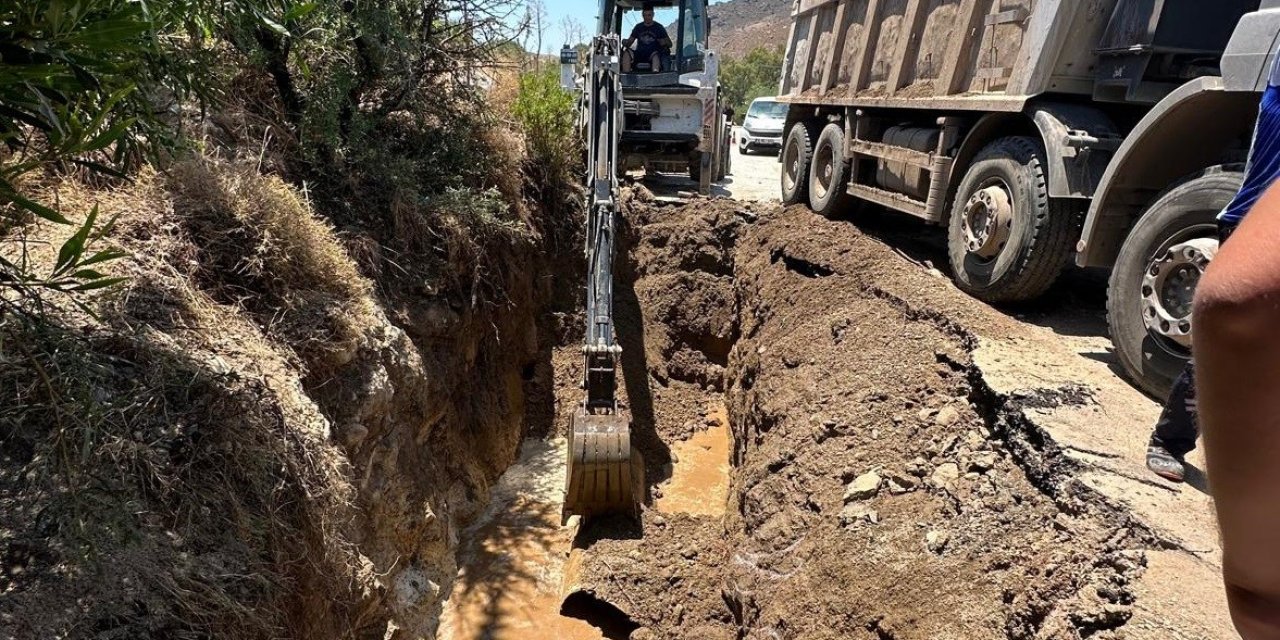 Bodrum’da otomobil çukura düştü