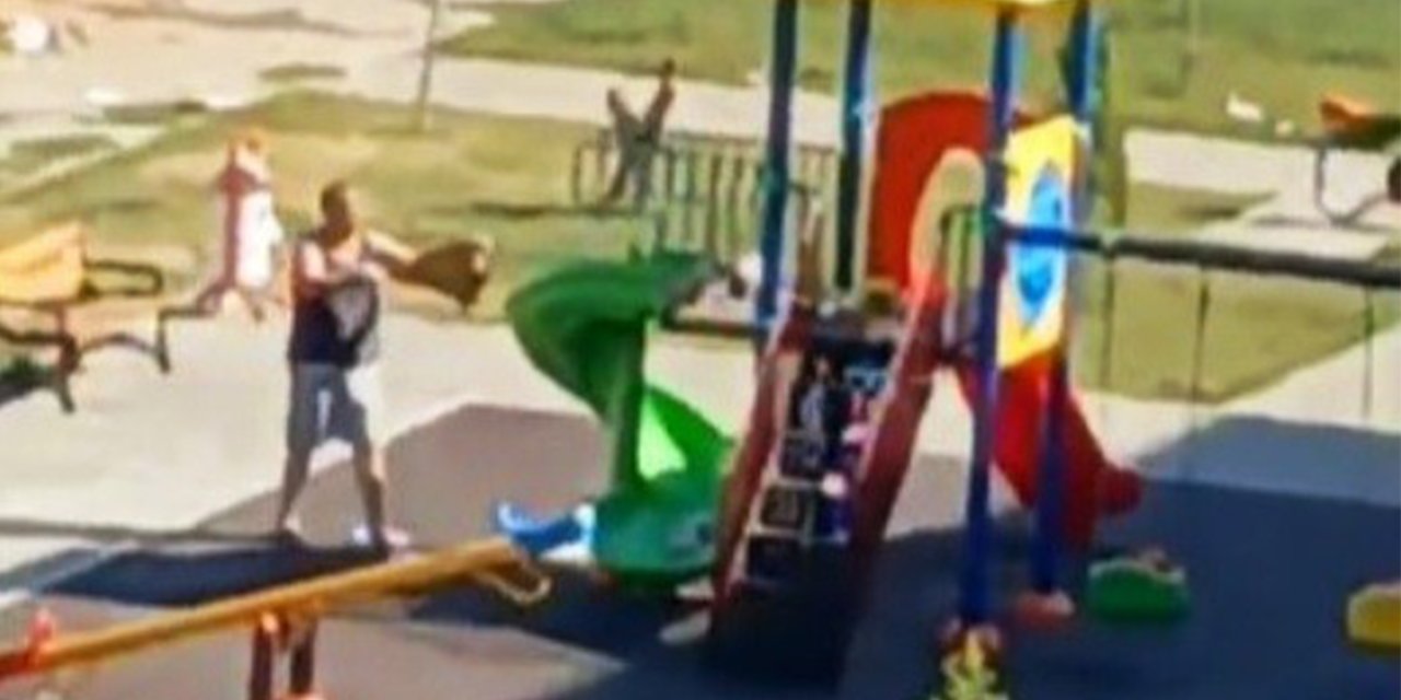 Etraftan topladığı çöpleri çocuk parkına döktü