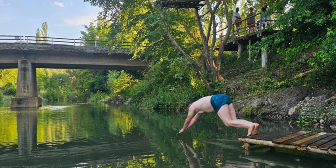 Mahalle halkı doğal havuzda serinliyor