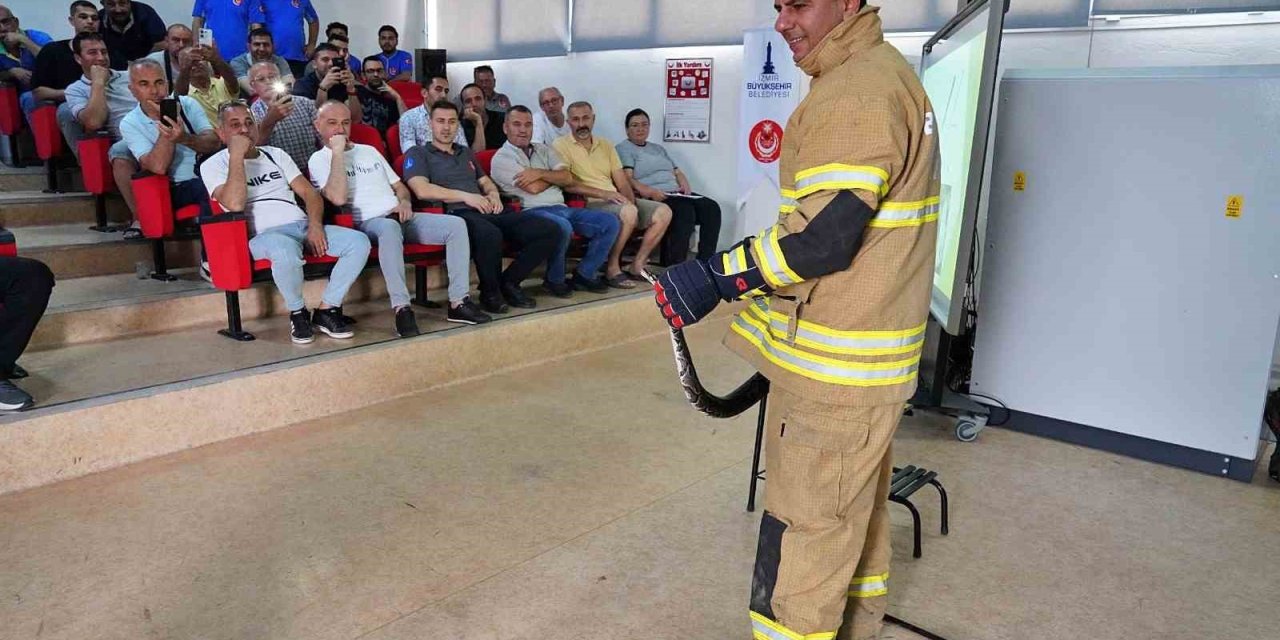İzmir İtfaiyesi yılan yakalama eğitimi aldı