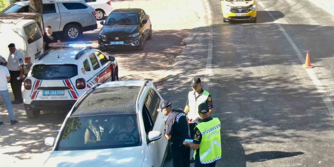 Muğla İl Jandarma Trafik ekiplerinden anlamlı bayram sürprizi