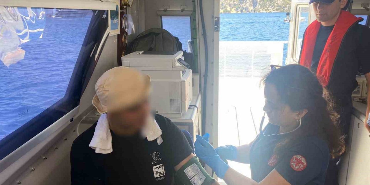Özel teknede rahatsızlanan vatandaşı Sahil Güvenlik tahliye etti