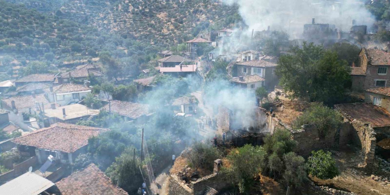 Bozdoğan’da 11’i metruk 13 ev yanarak küle döndü