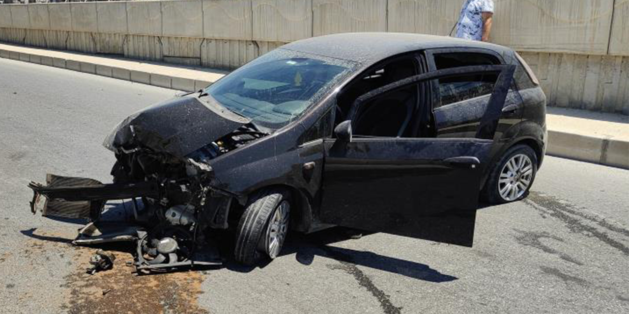 Bariyerlere çarparak duran otomobilin sürücüsü kayıplara karıştı