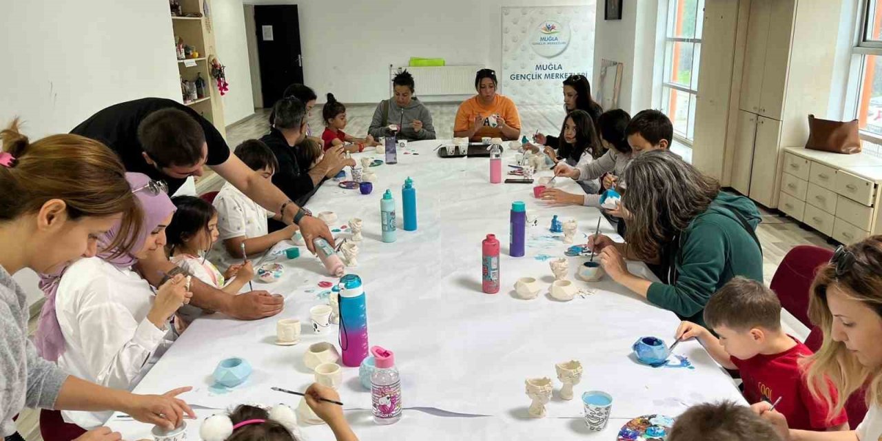 Yaz döneminde anneler ve çocuklar sanat atölyesinde buluştu