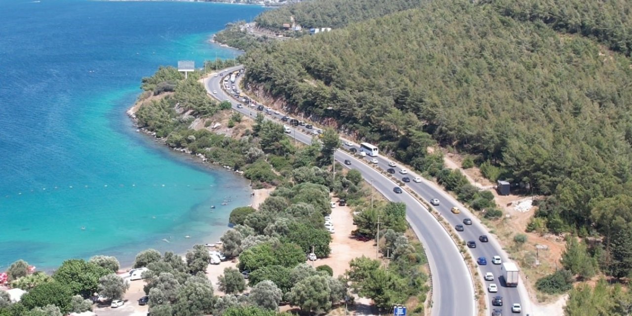 Tatilcilerin dönüş çilesi başladı, kilometrelerce araç kuyruğu oluştu