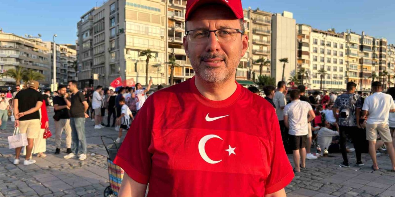 Kasapoğlu milli maçı İzmirlilerle birlikte izledi