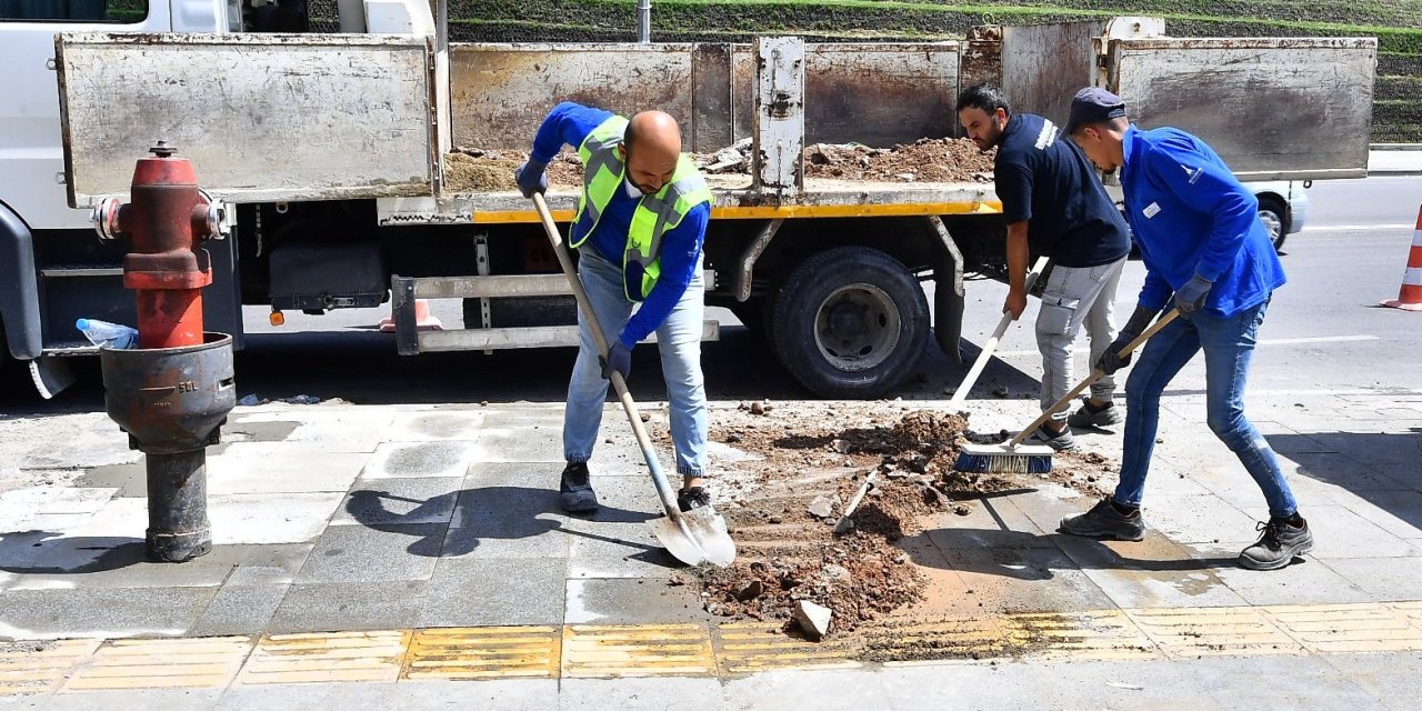 İzmir’de kaldırımlar yenileniyor