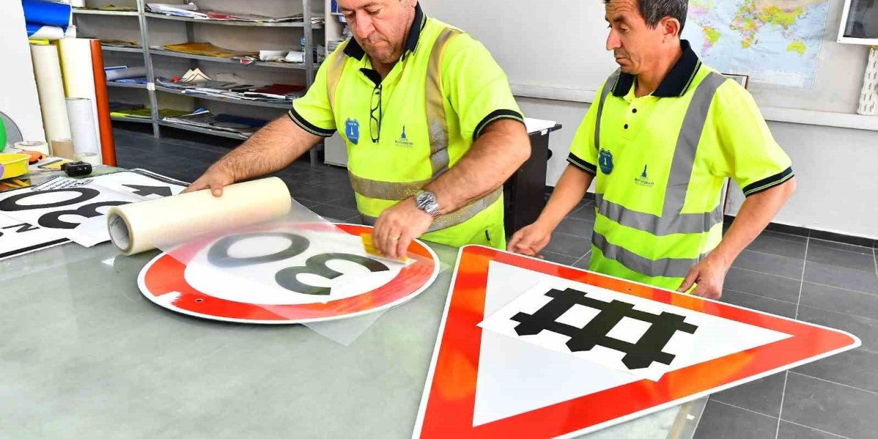 İzmir Büyükşehir, yılda 15 bin trafik levhası monte ediyor