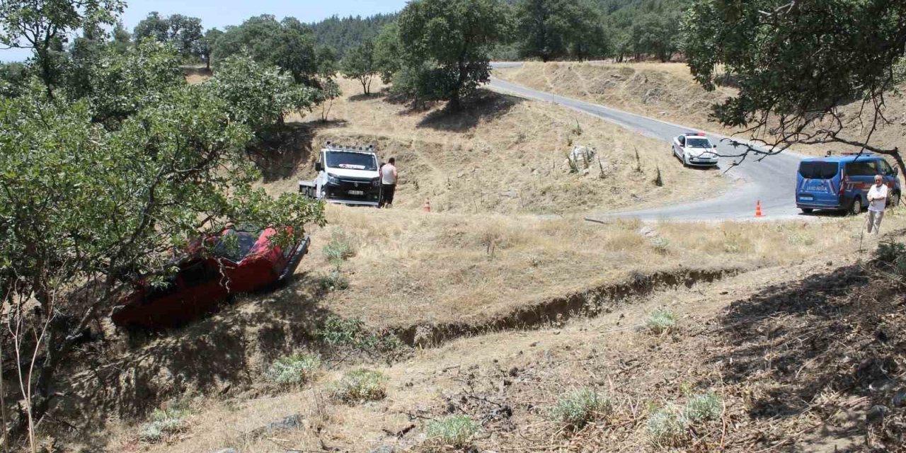 Otomobil yoldan çıkıp ağaca çarptı: 3 yaralı