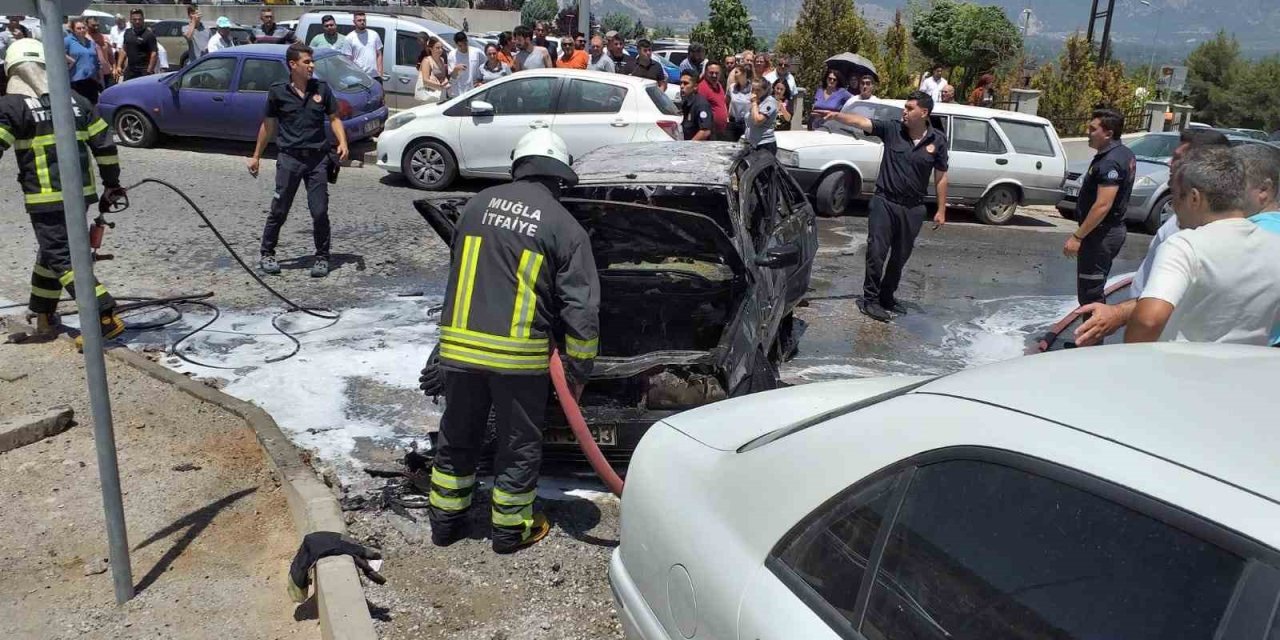 Hastane bahçesindeki araç yangını faciaya yol açmadan söndürüldü
