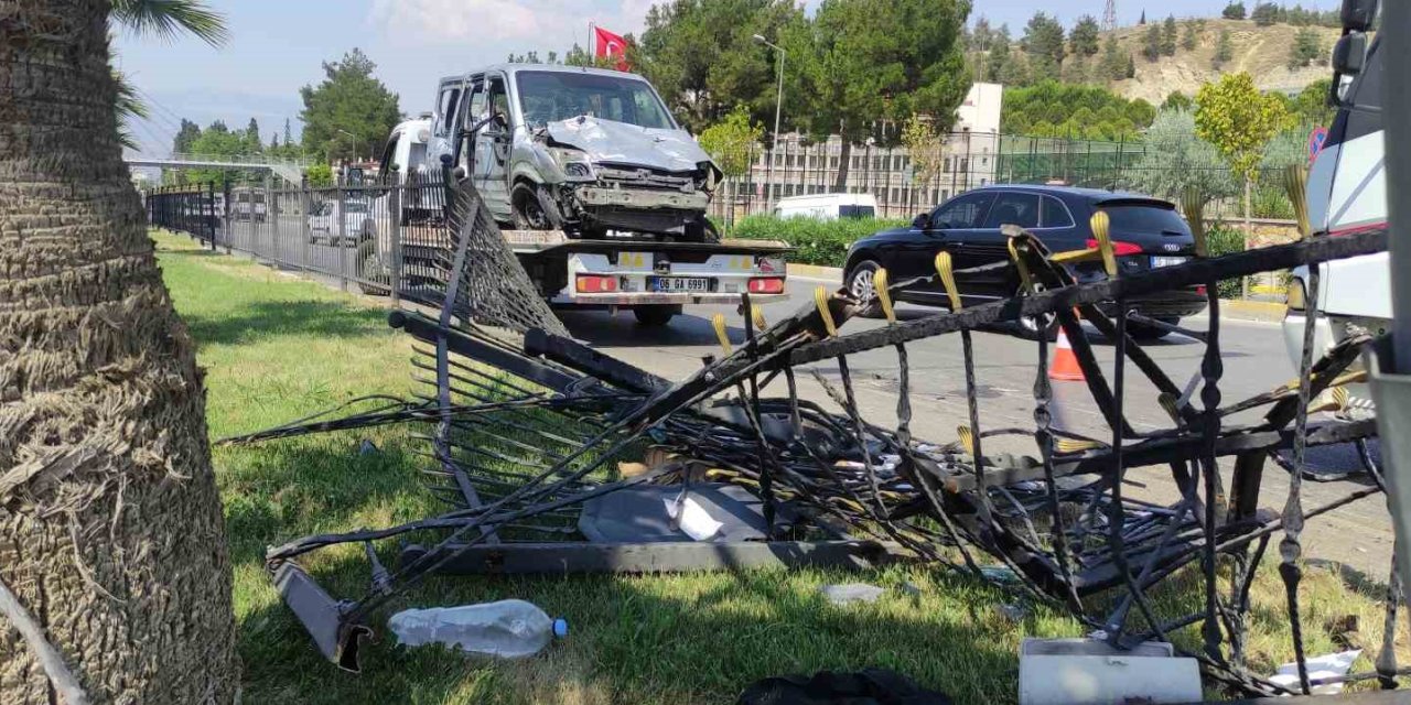 Kontrolden çıkan aracın refüjdeki bariyerlere çarpması sonucu 1’i ağır 7 kişi yaralandı