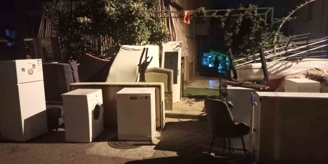 Taşıma sırasında arttırılan fiyatı kabul etmeyen kadının eşyaları sokak ortasında kaldı