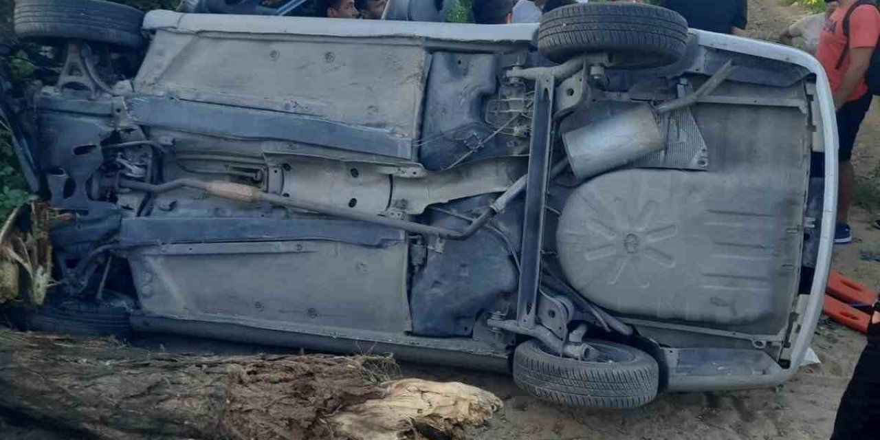 Kontrolden çıkan otomobil şarampole devrildi: 3 yaralı