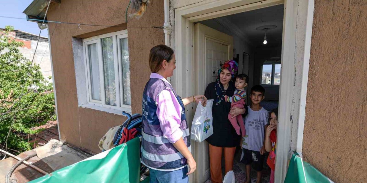 İzmir Büyükşehir Belediyesi süt dağıtımına başladı