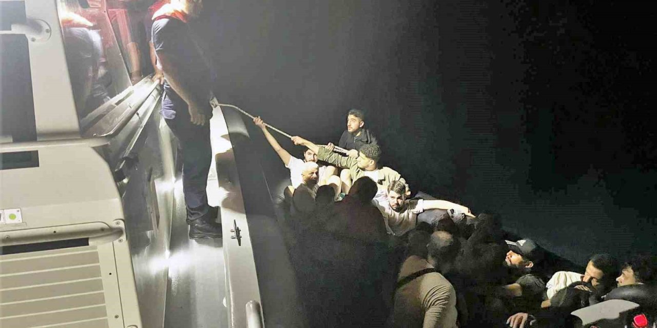 Fethiye’de 17 düzensiz göçmen ve bir göçmen kaçakçısı yakalandı