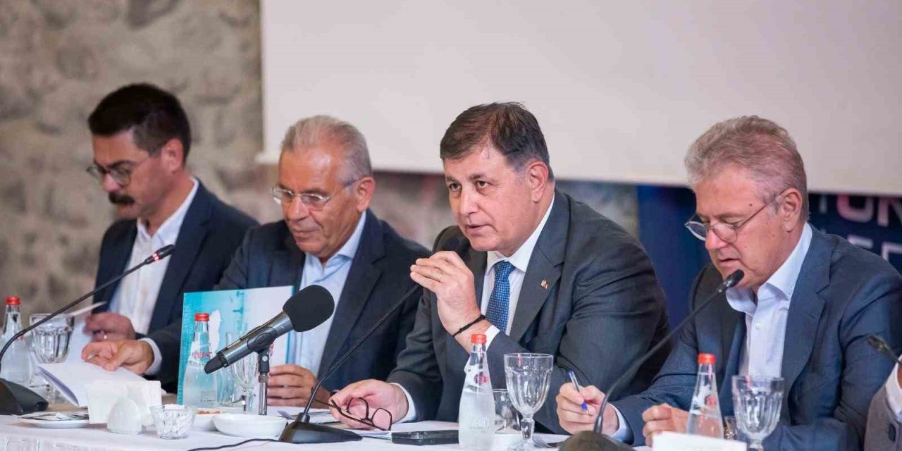 Başkan Tugay: "Orta gelir grubuna hitap eden mütevazı konutlara ihtiyacımız var"