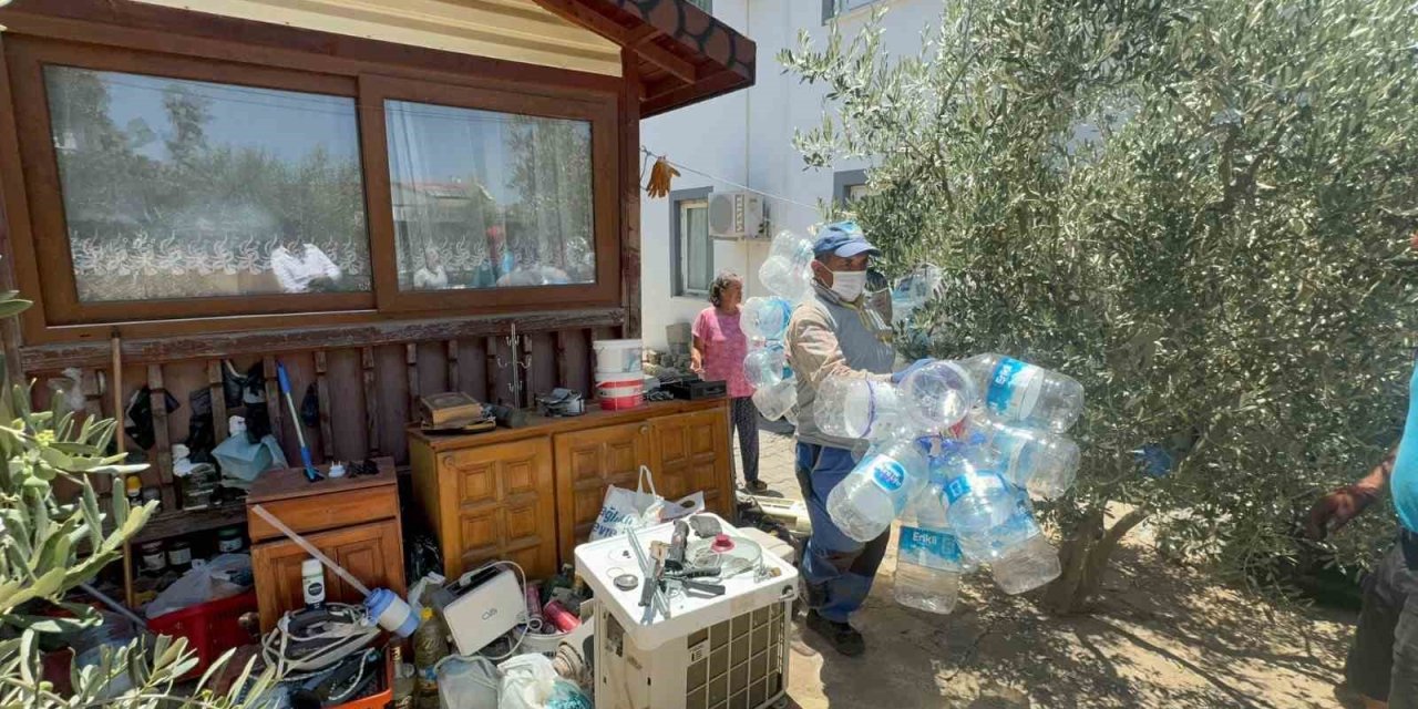 Çevreye yayılan kötü koku çöp evi ortaya çıkarttı