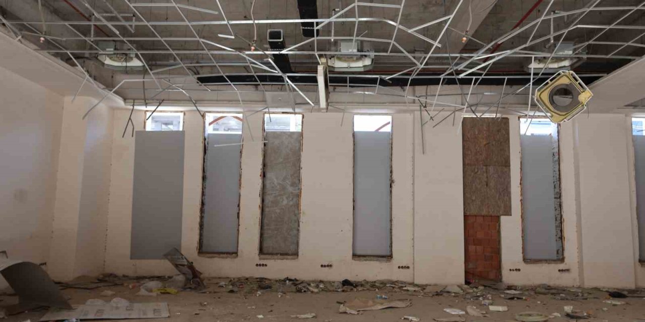 Belediye binası olarak inşa edilen yapı talan edildi: Milyonlarca lira kamu zararı oluştu