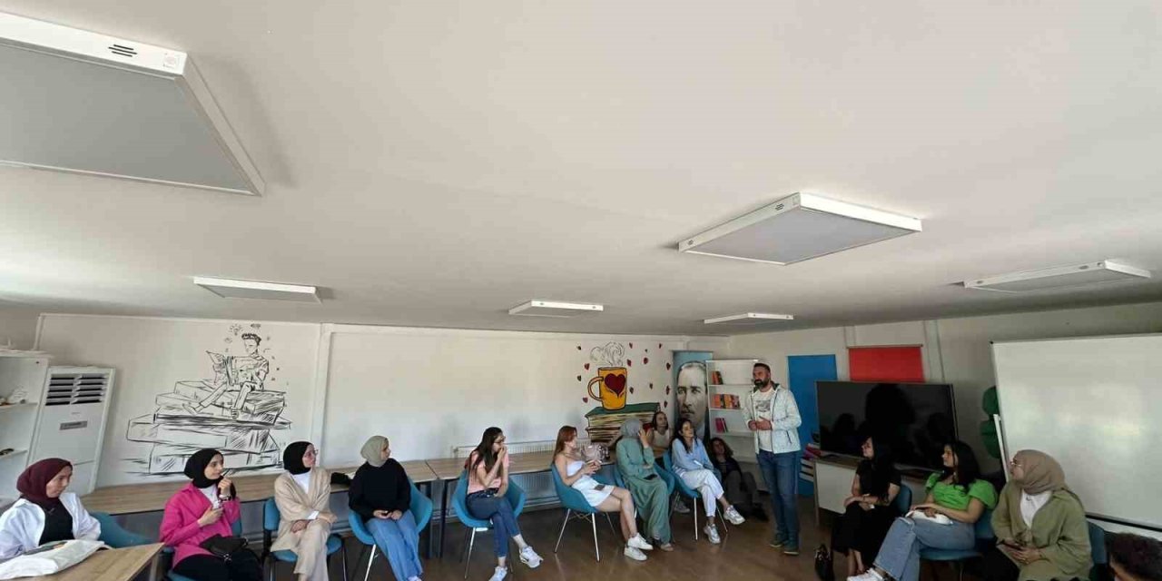 Gönüllü gençler işaret dili eğitimi alarak farkındalık oluşturdu