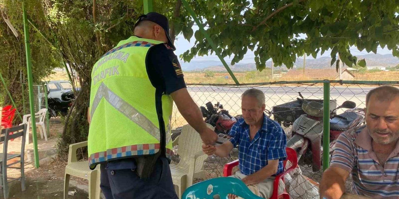 Jandarma traktör sürücülerini bilgilendirdi