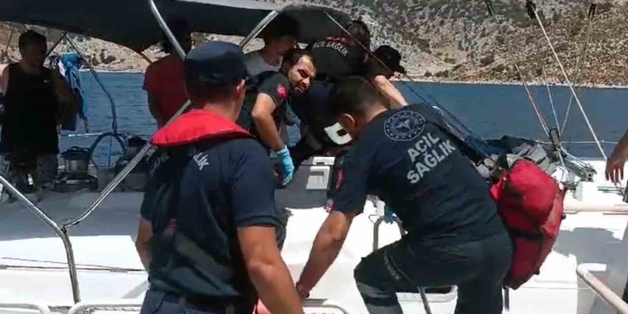 Marmaris’te özel teknesinde rahatsızlanan vatandaşı Sahil Güvenlik tahliye etti