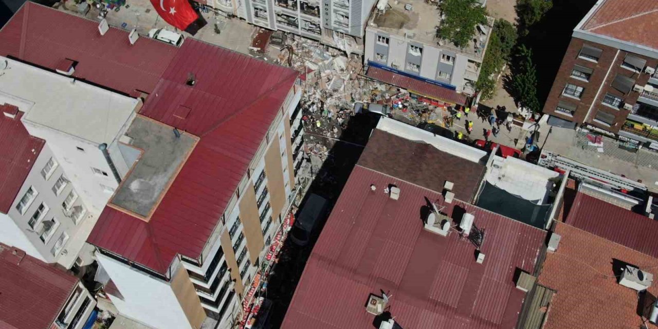 İzmir’in Torbalı ilçesi Ayrancılar Mahallesi’nde meydana gelen doğal gaz patlaması nedeniyle 4 kişinin hayatını kaybettiği, 15’in üzerinde yaralı olduğu öğrenildi. Olay yerine sevk edilen jandarma, sağlık, itfaiye ve AFAD ek