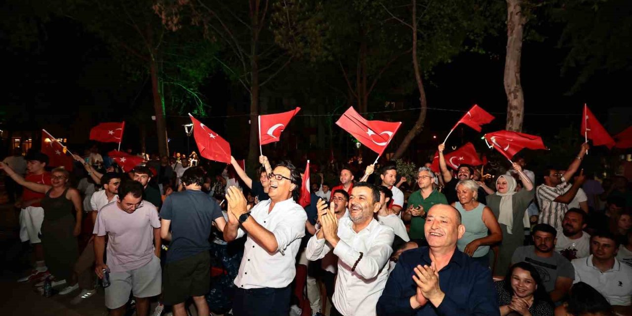 Denizlililer milli maç heyecanını yine dev ekranlarda yaşayacak