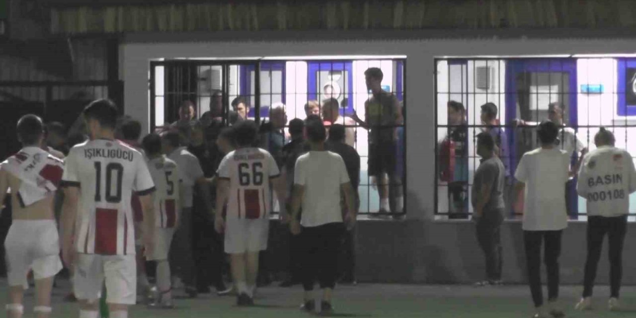 Yükselme grubu maçında saha karıştı