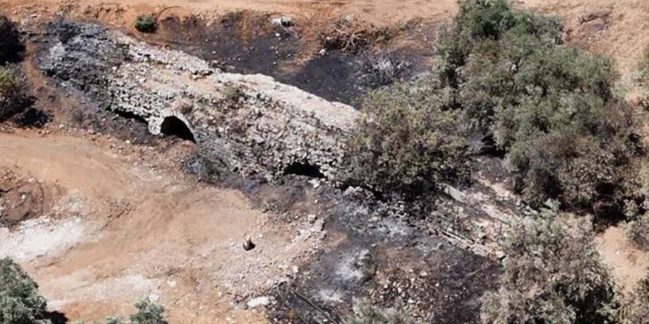 Yangında antik su kemeri de zarar gördü