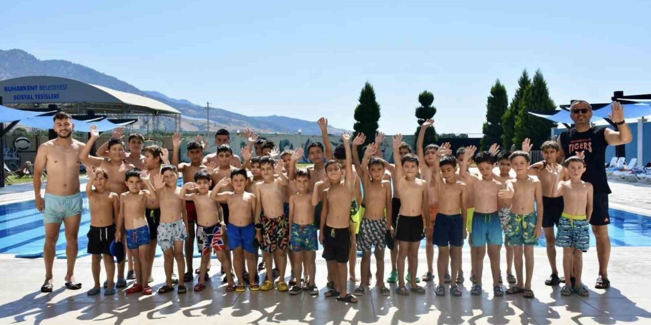 Buharkent’te yüzme bilmeyen kalmıyor
