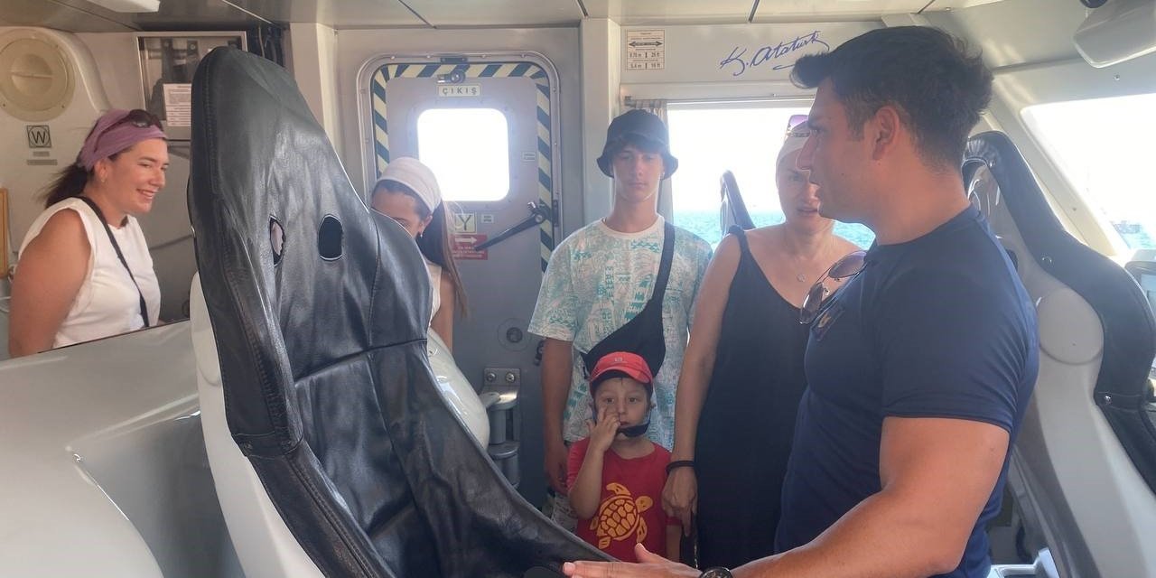 Marmaris’te 1 Temmuz Denizcilik Bayramı’nda askeri gemiler ziyarete açıldı