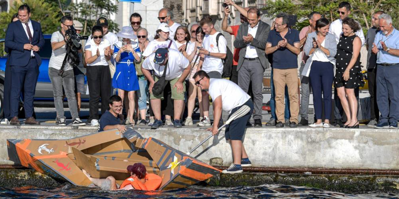 Körfezde karton tekne yarışı renkli görüntülere sahne oldu