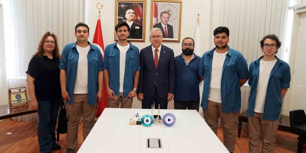 Egeli genç mühendisler dünyanın en büyük roketçilik yarışmasına damga vurdu