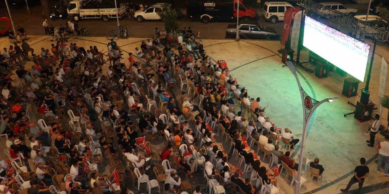 Koçarlılılar çeyrek final heyecanını dev ekranda hep birlikte yaşadı