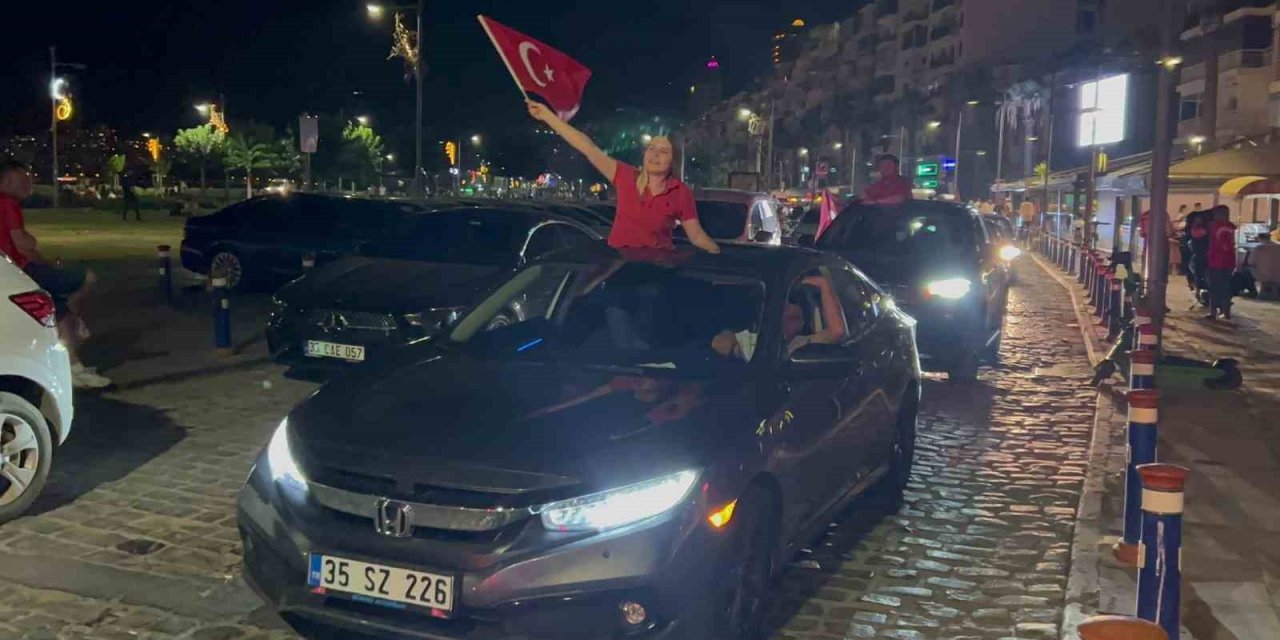 A Milliler’in zaferi İzmir’de coşkuyla kutlandı