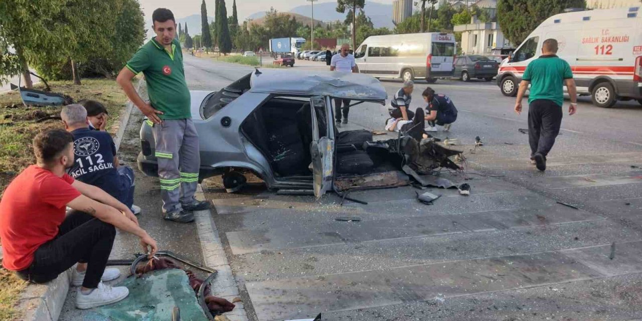 Freni patlayan otomobil paramparça olup yola saçıldı: 5 yaralı