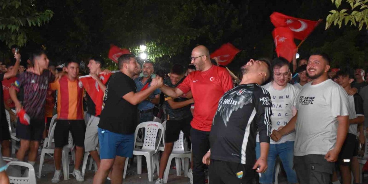 Başkan Zencirci maçı vatandaşlarla takip etti