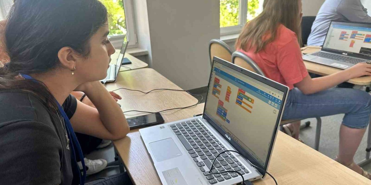 Menteşe Şahidi Ortaokulu Türkiye’yi Polonya’da temsil etti