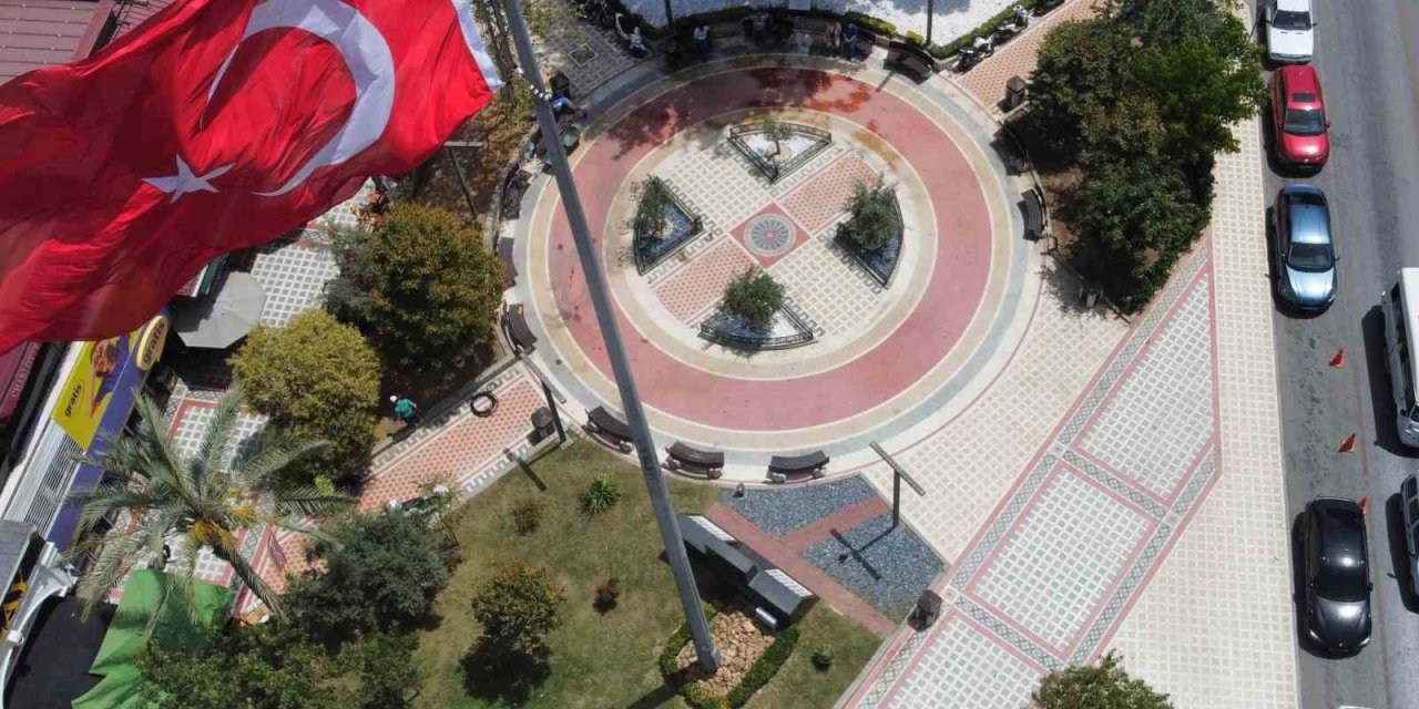 Nazilli Belediyesi’nden meydanda temizlik ve bakım çalışması