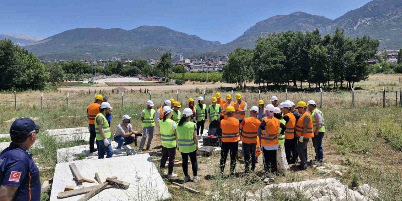 Gençlik spor personeline depremde arama kurtarma eğitimi verildi