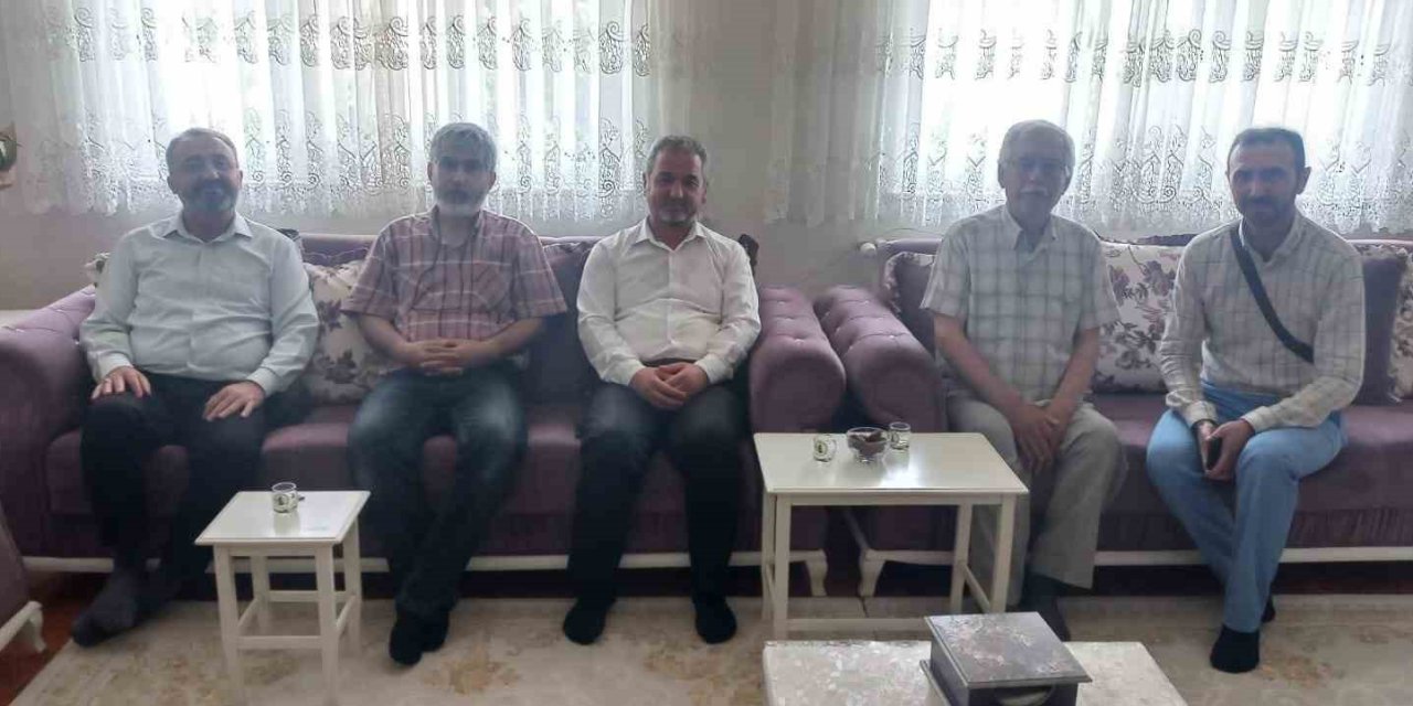 Kutsal topraklardan dönen hacılarla bir araya geldiler