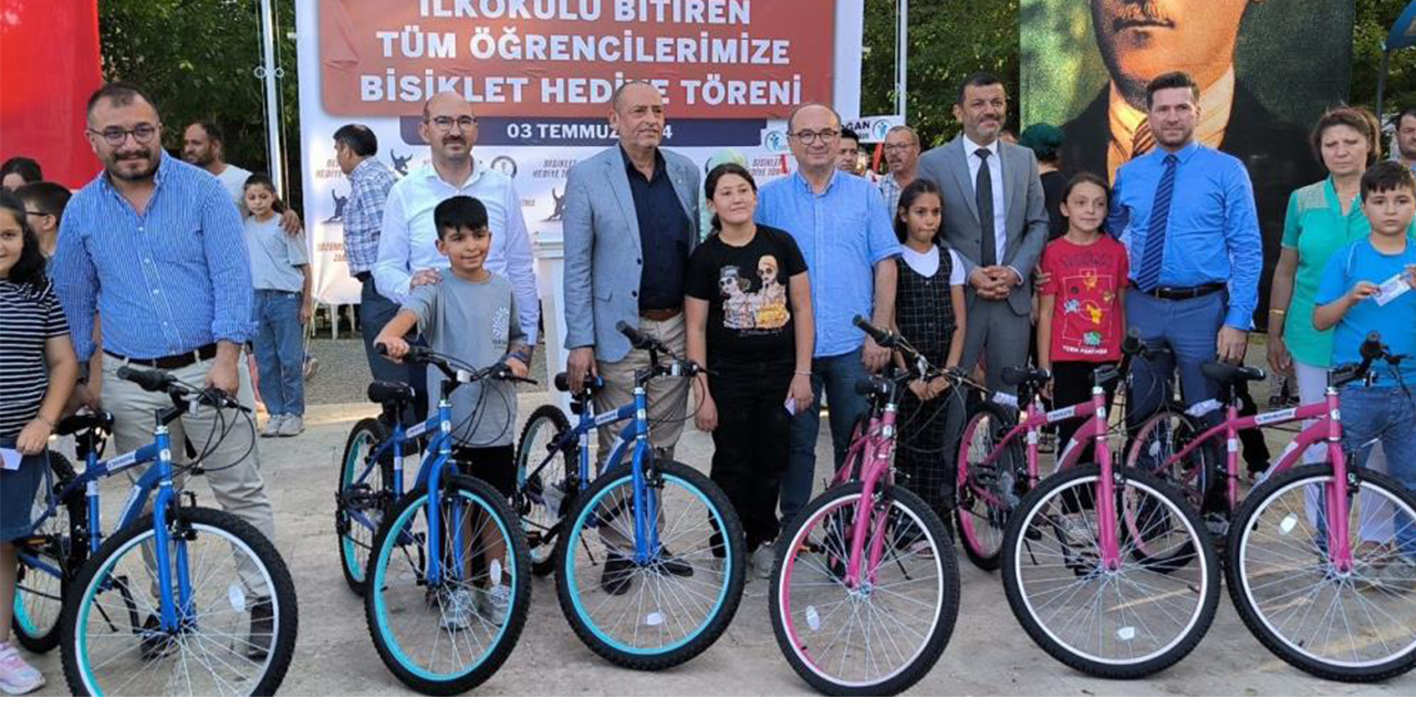 İlkokulu bitiren öğrenciler  bisikletle ödüllendirildi