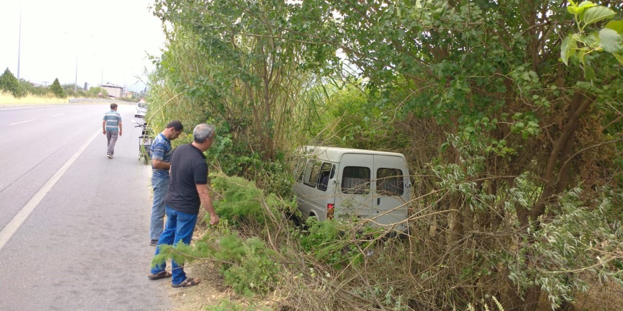 Yoldan çıkan ticari araç ağaca çarptı: 2 yaralı