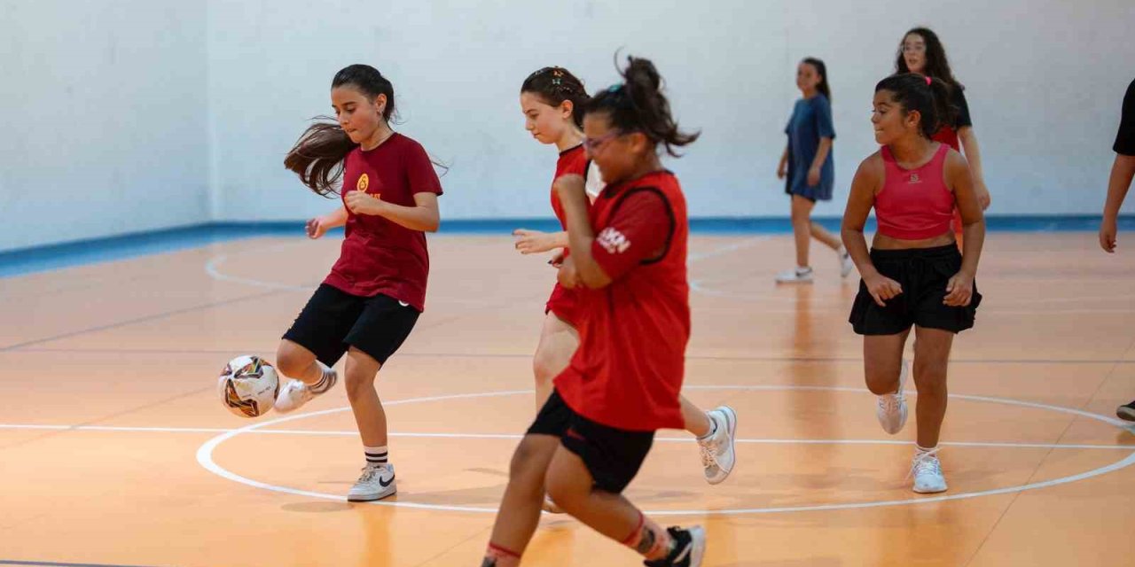 Yıldız Kızlar salon futbolu ile tanıştı