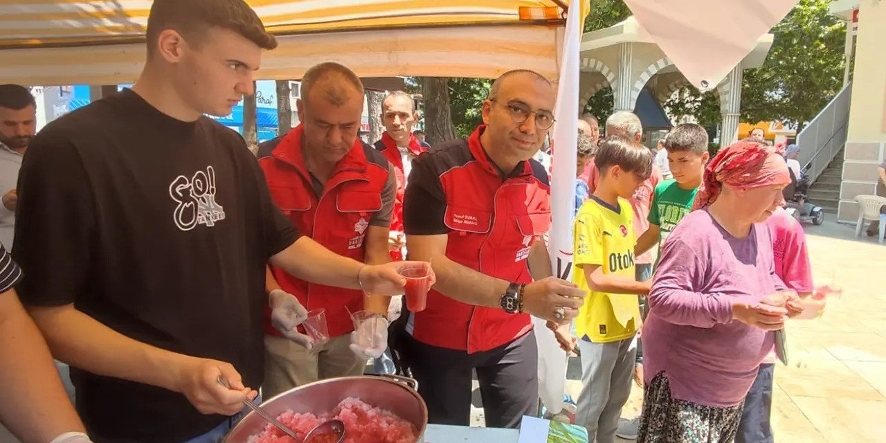 Sıcaktan bunalanlar kar helvası ve bal şerbetiyle serinledi