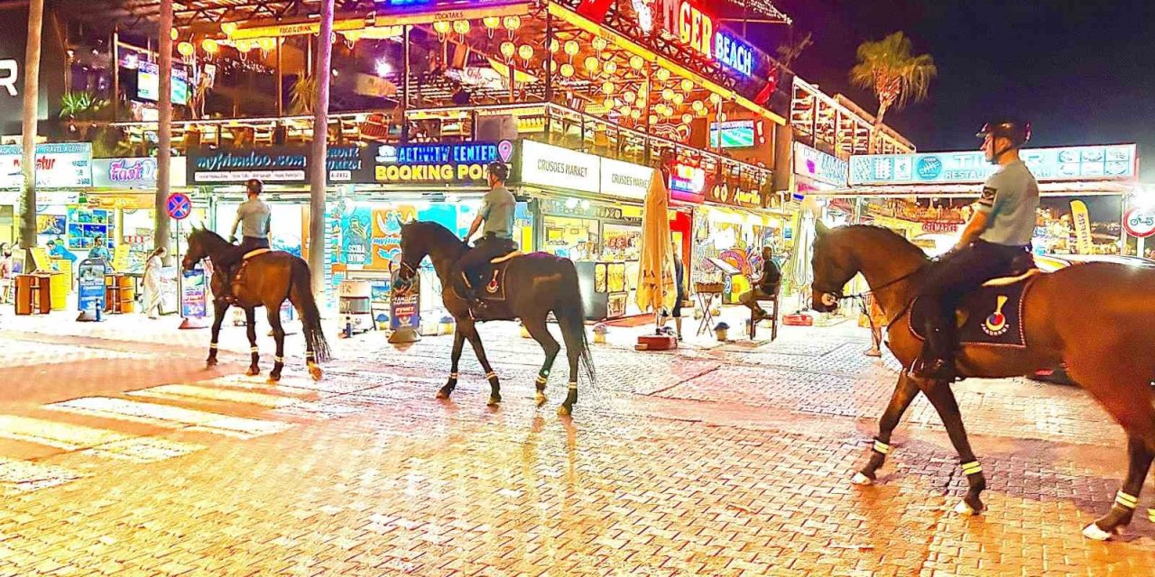 Jandarmanın atlı ekibi Ölüdeniz’de bu yıl da görev başında