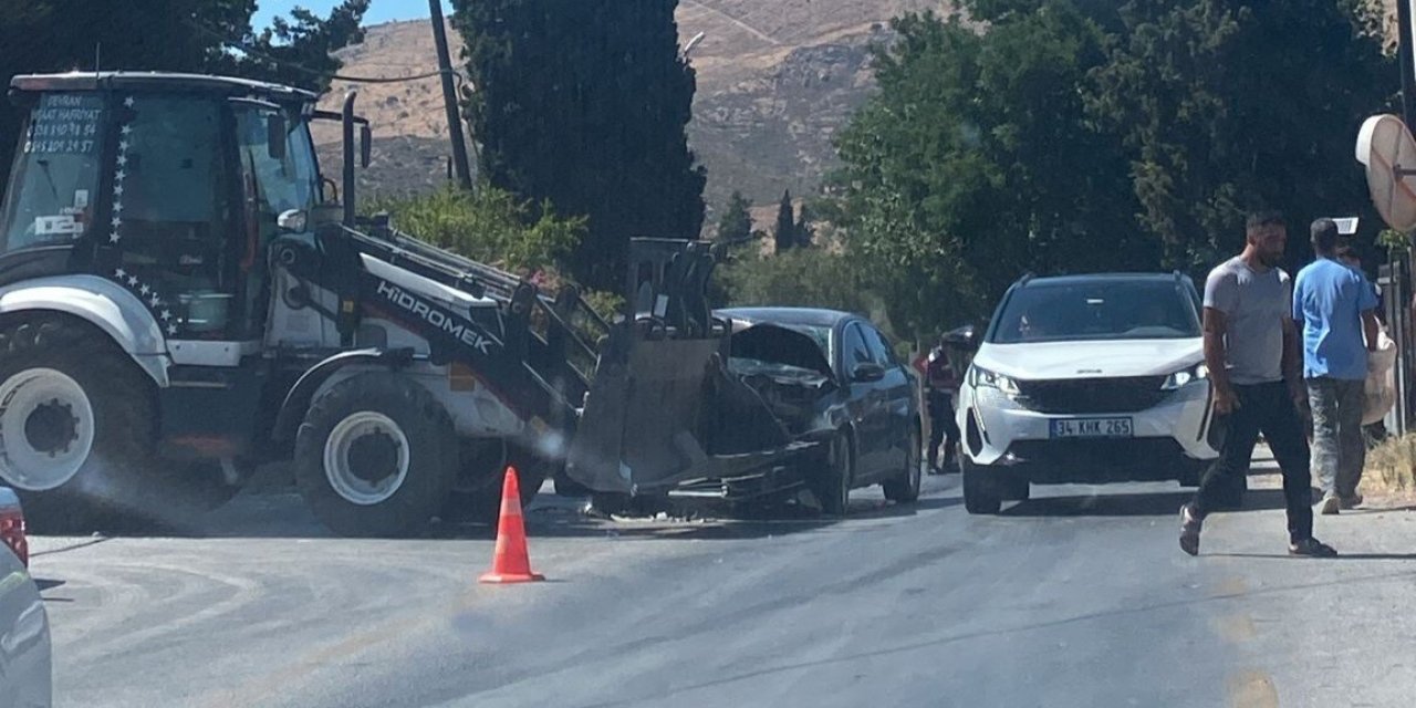 Kepçe otomobile çarptı