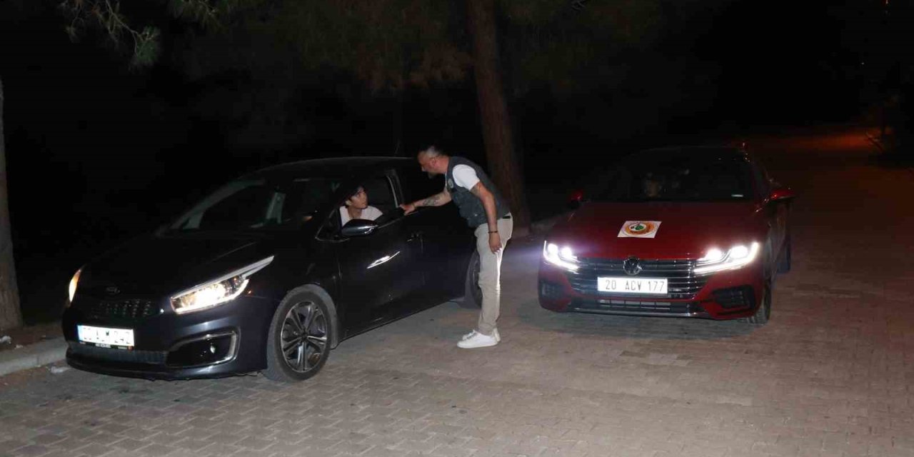 Orman gönüllüsü muhtar, gece vakti ormanda yangın nöbeti tutuyor